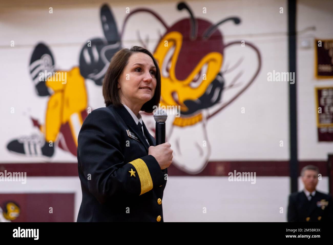 220224-N-PW480-0253 Zion, III. (24. Februar 2022) Hinten-Einsatzleiter Jennifer Couture, Kommandeur des Naval Service Training Command (NSTC), spricht während eines Besuchs vor Ort am 24. Februar mit den Kadetten des Zion-Benton Township High School Navy Junior Reserve Officer Training Command (NJROTC). Couture und ihr NSTC-Personal mit Hauptsitz in der Naval Station Great Lakes, Illinois, beaufsichtigen 583 NJROTC- und 58 Navy National Defense Cadet Corps (NNDCC)-Einheiten im ganzen Land und auf der ganzen Welt. Stockfoto