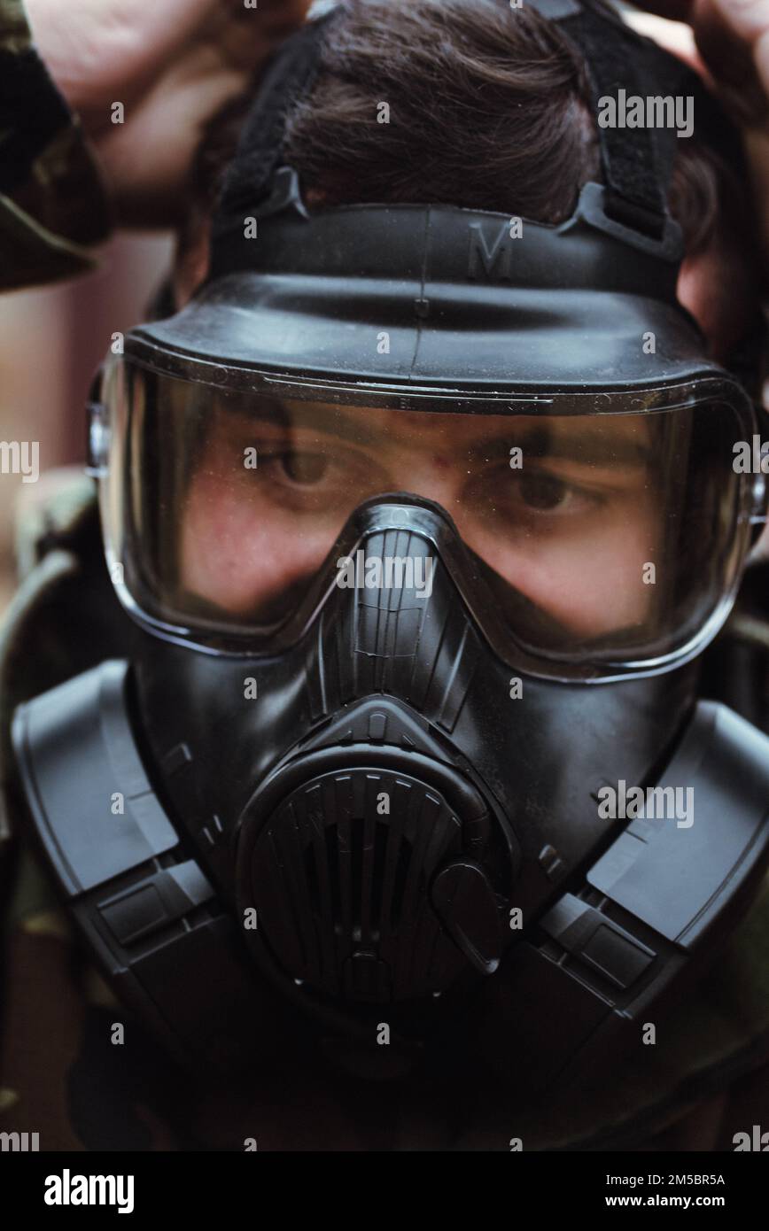 USA Marine Corp Lance CPL. Reece Martosella, Verwaltungsspezialist, 26. Marine Expeditionary Unit, stellt seine M50-Gasmaske während des Trainings in chemischer, biologischer, radiologischer und nuklearer Verteidigung in Camp Lejeune, North Carolina, am 24. Februar 2022 ein. Beim Gaskammertraining wurden Marines 2-Chlorbenzyliden Malononitril ausgesetzt, um ihr Vertrauen in chemische, biologische, radiologische und nukleare Abwehrgeräte zu stärken. Stockfoto