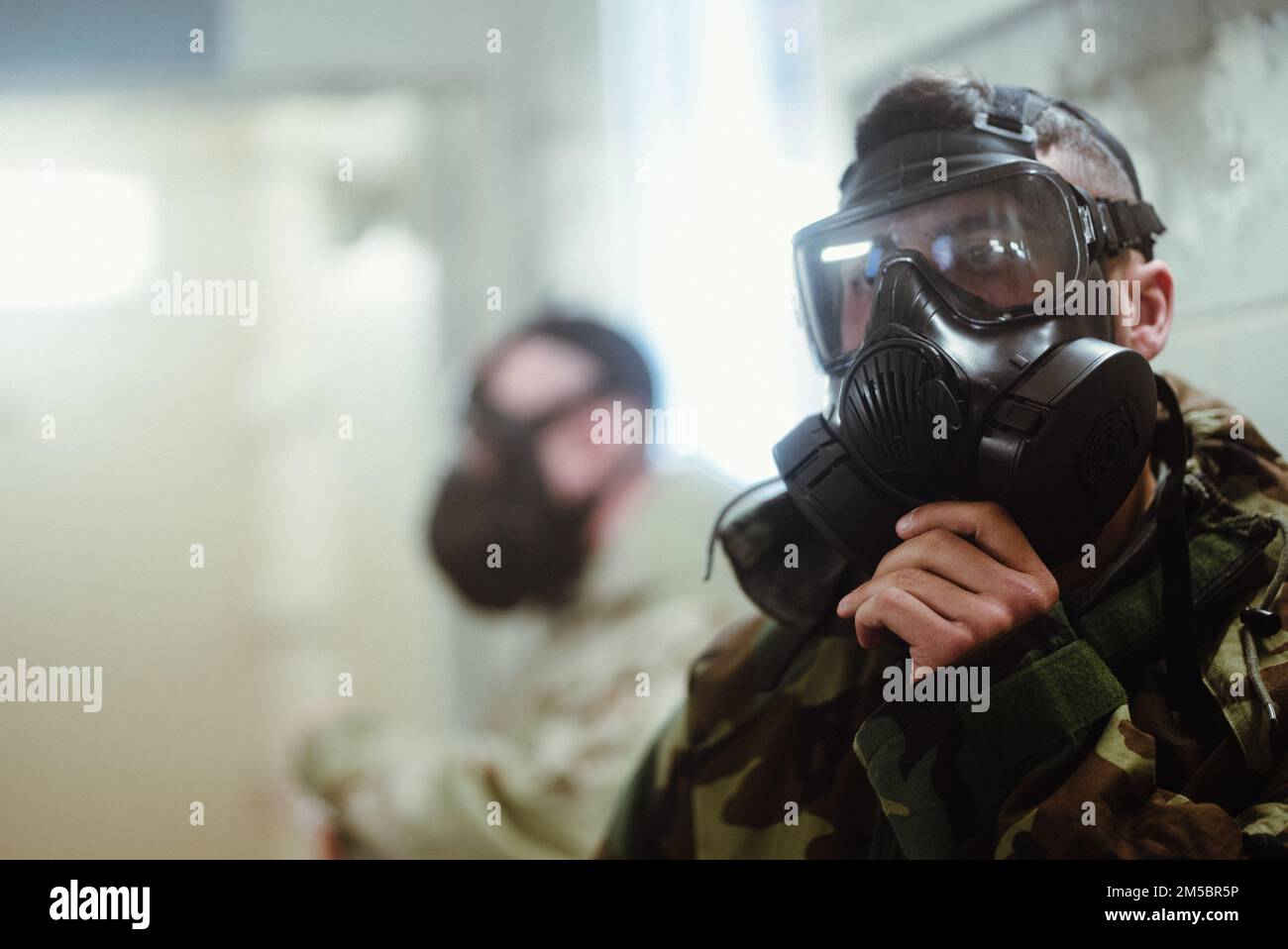 USA Marine Corp Lance CPL. Reece Martosella, Verwaltungsspezialist, 26. Marine Expeditionary Unit, stellt seine M50-Gasmaske während des Trainings in chemischer, biologischer, radiologischer und nuklearer Verteidigung in Camp Lejeune, North Carolina, am 24. Februar 2022 ein. Beim Gaskammertraining wurden Marines 2-Chlorbenzyliden Malononitril ausgesetzt, um ihr Vertrauen in chemische, biologische, radiologische und nukleare Abwehrgeräte zu stärken. Stockfoto