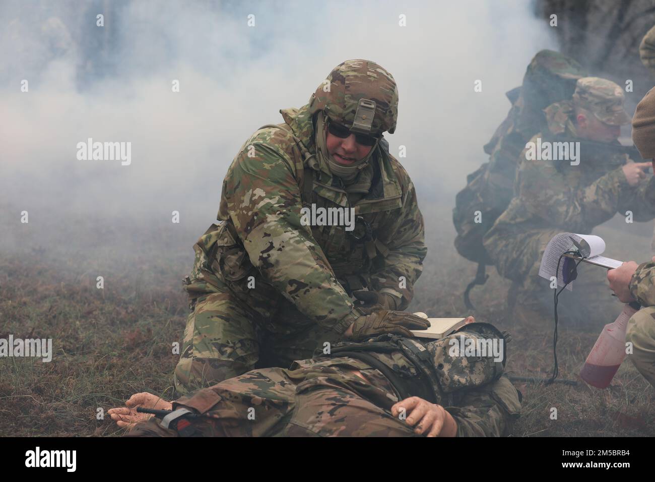 Sgt. Jeremy Isaacs, ein Militärpolizist mit Joint Force Headquarters, simuliert die taktische Kampfbetreuung eines Opfers während des 2022. Tennessee National Guard's Best Warrior Competition in Lavinia am 24. Februar. Die Mitbewerber erledigten Aufgaben der Army Warrior und wurden nach Geschwindigkeit und Können bewertet. Stockfoto