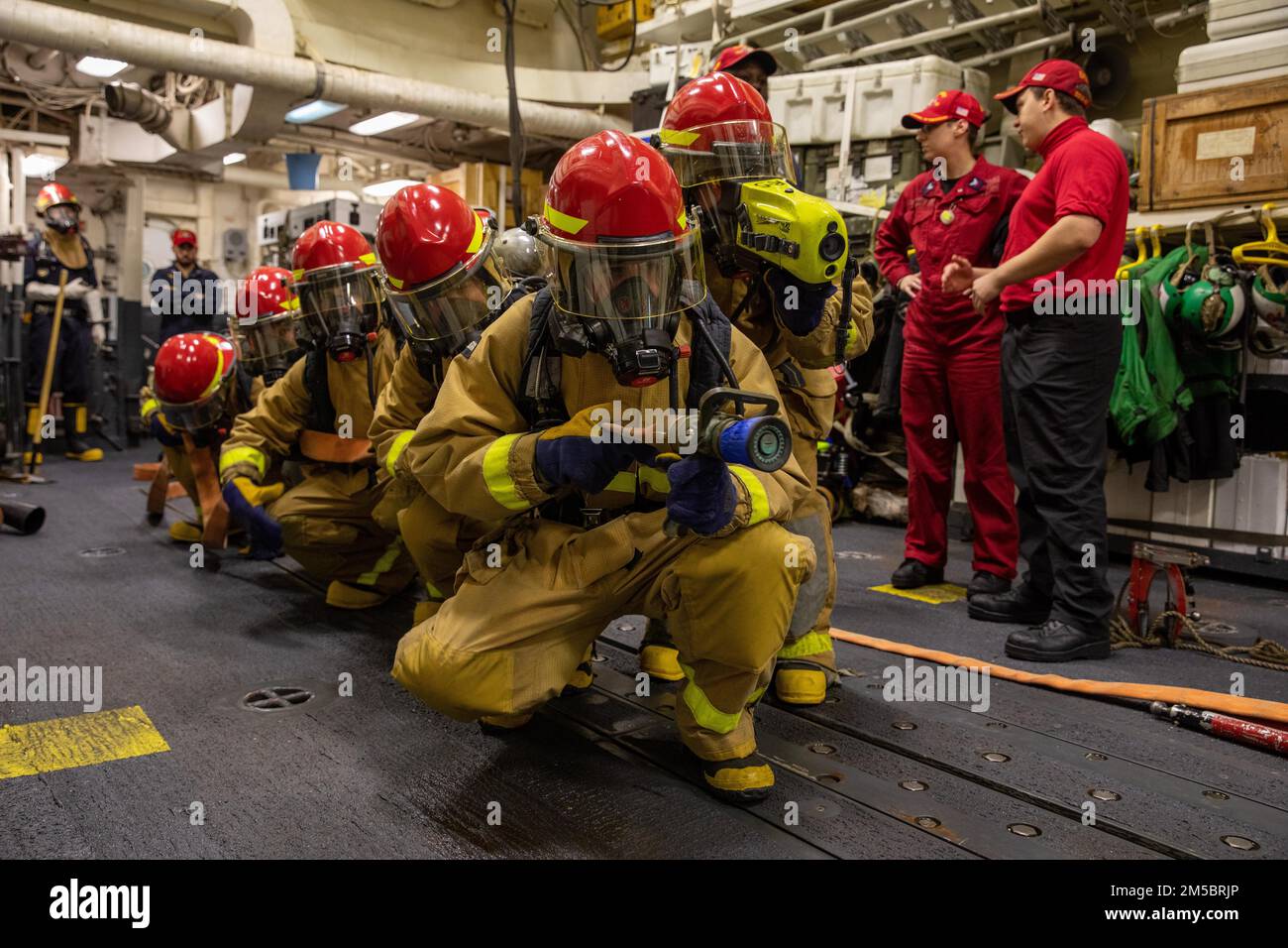 ATLANTIK (24. Februar 2022) Seeleute bekämpfen einen simulierten Brand während einer Übung zur Schadensbegrenzung an Bord der Arleigh-Burke-Klasse-Guided-Missile Destroyer USS Roosevelt (DDG 80), 24. Februar 2022. Roosevelt, nach Rota, Spanien, stationiert, ist auf seiner dritten Patrouille in den USA Sechster Einsatzbereich der Flotte zur Unterstützung regionaler Verbündeter und Partner sowie nationaler Sicherheitsinteressen der USA in Europa und Afrika. Stockfoto