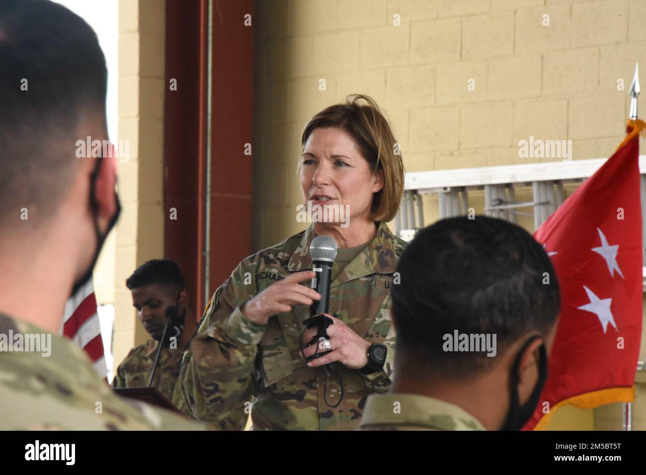 USA General Laura Richardson, Befehlshaber der USA Southern Command spricht mit Mitgliedern der Joint Task Force-Bravo während eines Besuchs des Luftwaffenstützpunkts Soto Cano, Honduras, am 24. Februar 2022. JTF-Bravo, eine Einheit unter USSOUTHCOM, unterstützt Missionen, die von humanitärer Hilfe und Katastrophenhilfe bis hin zur Sicherheitszusammenarbeit im Einsatzgebiet reichen. Richardson erkannte die Bedeutung des Referats für den Schutz der Hemisphäre und die Partnerschaft an, die es mit seiner fortlaufenden Unterstützung der Region stärkt. Stockfoto