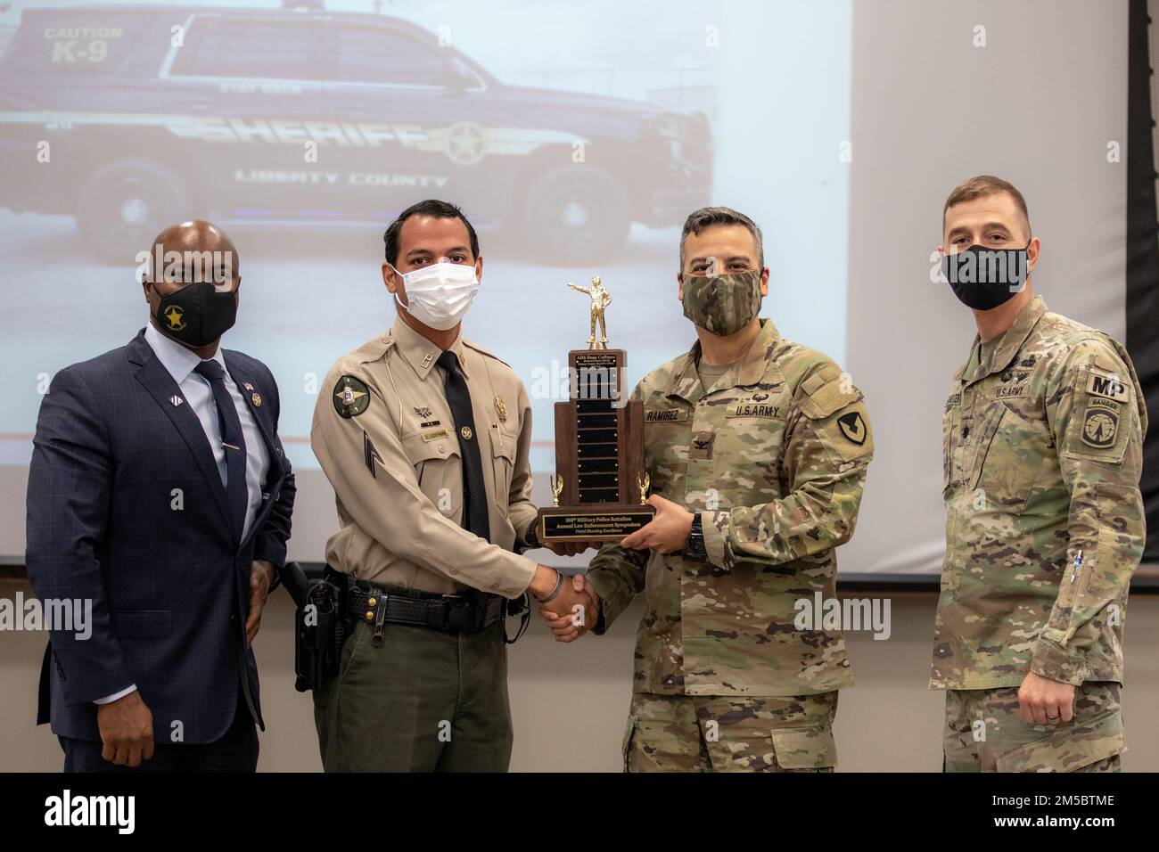 Die Militärpolizei von Fort Stewart verkündet den Gewinner des Schießwettbewerbs des Local Law Enforcement Agencies Law Enforcement Symposium am 24. Februar 2022 in Fort Stewart, Georgia. Das Symposium bot der Militärpolizei von Fort Stewart und den örtlichen Strafverfolgungsbehörden die Gelegenheit, gemeinsam zu trainieren und Kameradschaft aufzubauen. Stockfoto