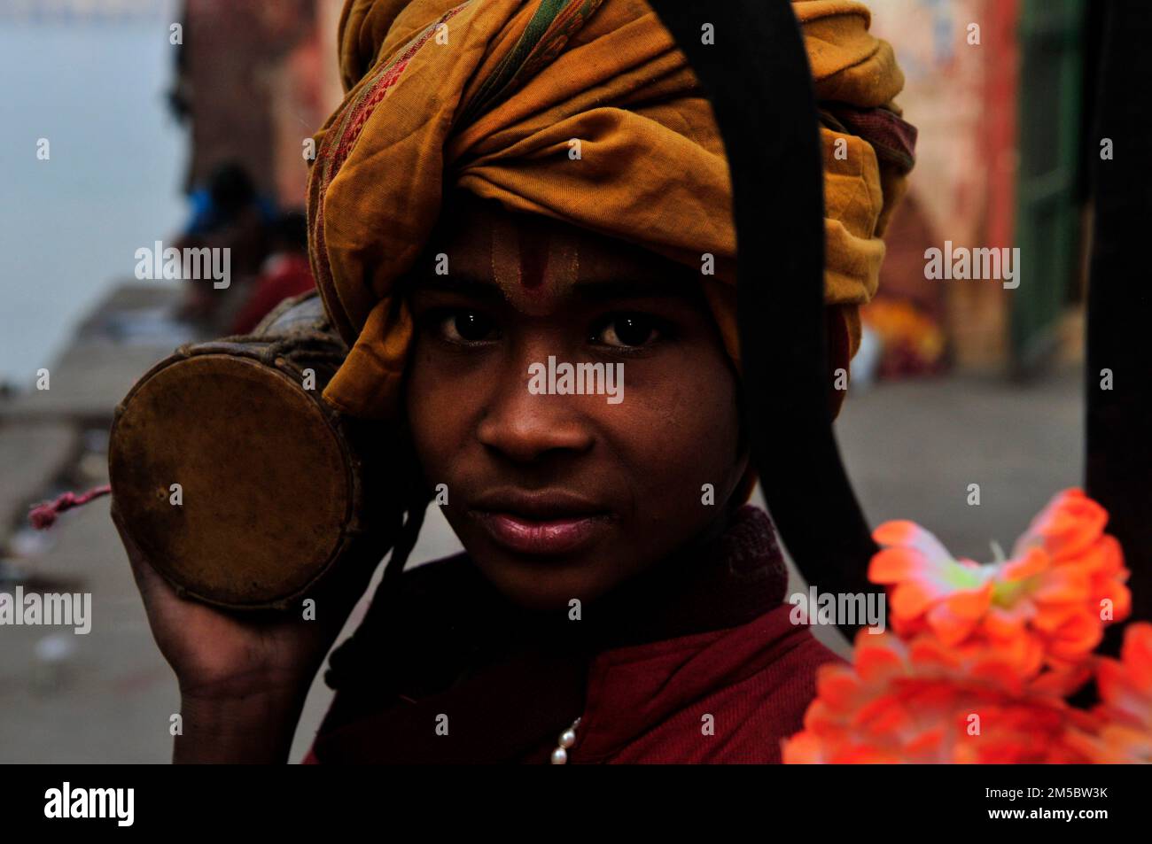 Porträt eines jungen Sadhu, aufgenommen in Mallick Ghat am Hootly River in Kalkutta, Indien. Stockfoto