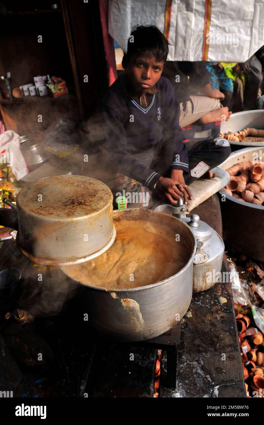 Ein Bengali-Junge, der Chai-indischen Milchtee zubereitet. Kalkutta, Indien. Stockfoto