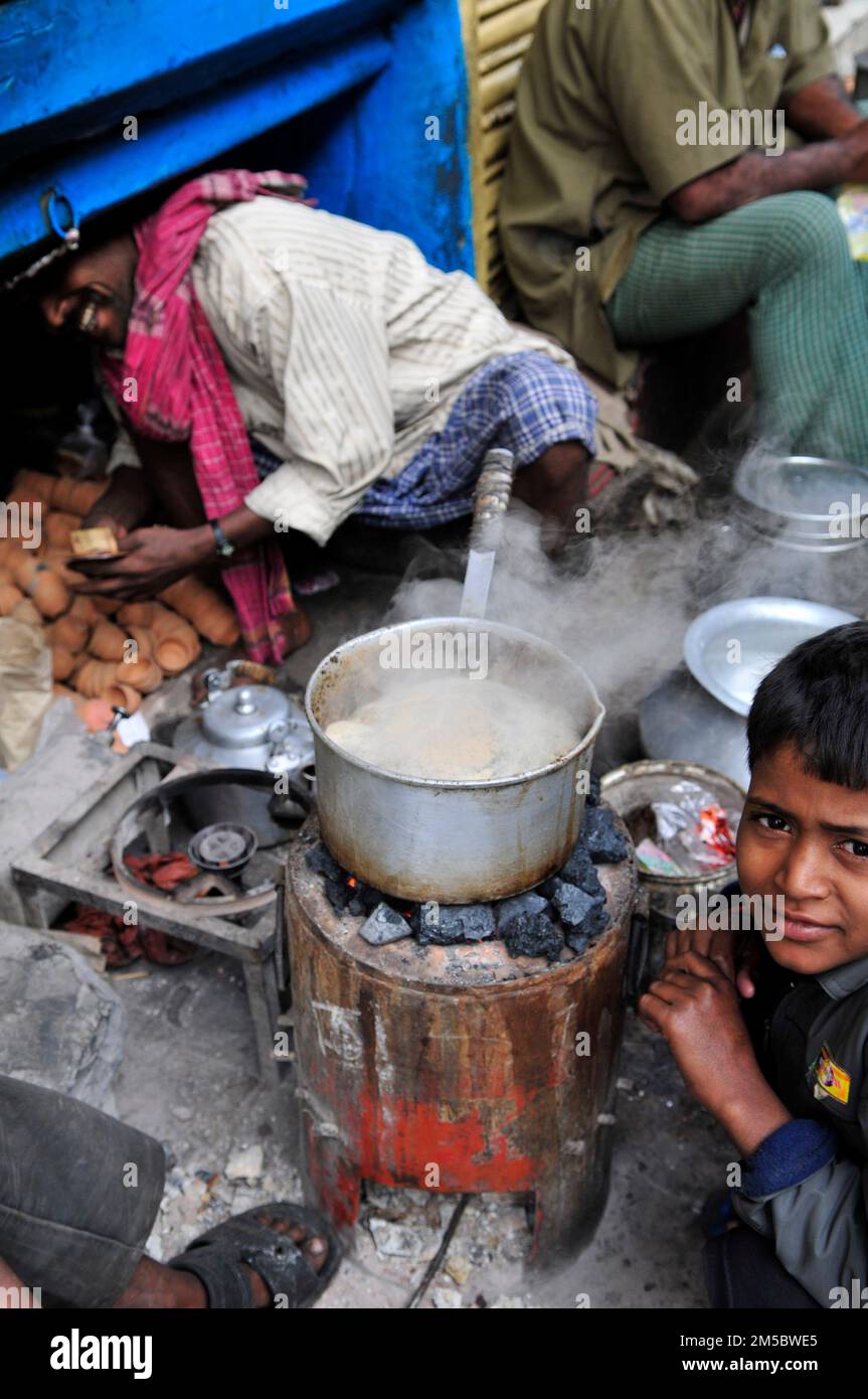 Ein Straßenverkäufer von Tee in Kalkutta, Westbengalen, Indien. Stockfoto