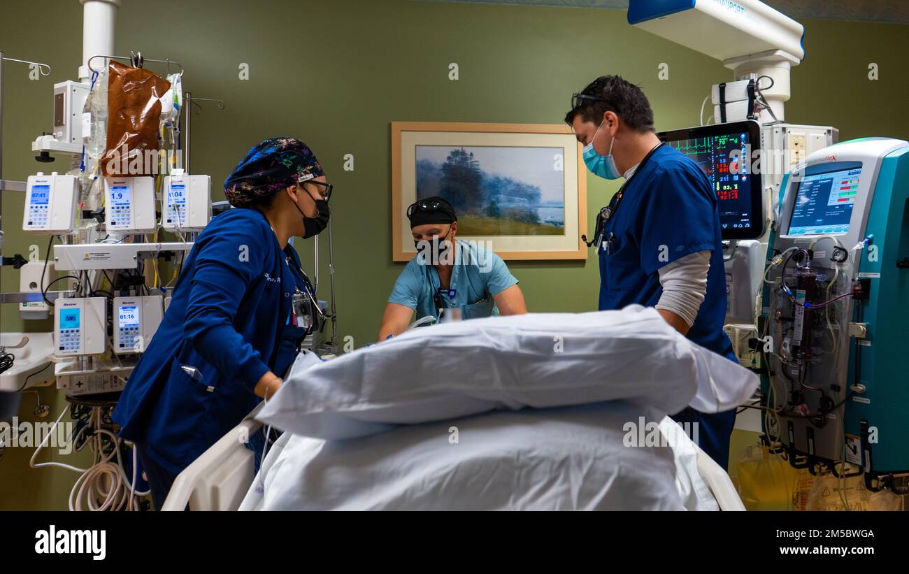 YUMA, Ariz - USA Air Force Captain Michael Burnett, Center, ein ärztlicher Assistent von 75. Operation Medical Readiness Squadron, Hill Air Force Base, arbeitet mit Jasmine Mendez, links, Und Christian Flores, rechts, Intensivpfleger arbeiten zusammen, um einen Patienten in ihrem Bett im Yuma Regional Medical Center in Yuma, Arizona, am 24. Februar 2022 zu verlegen. Die USA Flugzeuge werden eingesetzt, um die fortgesetzten Maßnahmen zur Bekämpfung von COVID-Infektionen des Verteidigungsministeriums zu unterstützen, um notleidenden Gemeinschaften zu helfen. USA Nördliches Kommando, durch die USA Army North, weiterhin engagiert für flexibles Department of Stockfoto