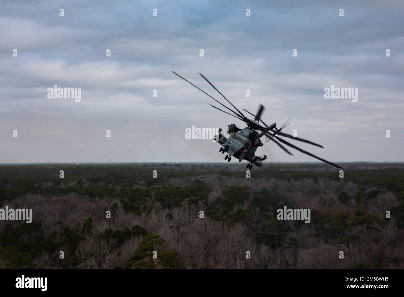 EIN US-AMERIKANISCHER Marine Corps CH-53E Super-Hengst, zugeteilt zur Marine Medium Tiltrotor-Staffel 263 (VMM 263) verstärkt, führt Luftmanöver durch, bevor sie ein schnelles Seiltraining mit Echo Company, 2. Bataillon, 6. Marines, an Bord des Marine Corps Basislagers Lejeune, North Carolina, am 24. Februar 2022 durchführen. Das schnelle Seil- und Lufttraining wurde verwendet, um sowohl Infanterie-Marines als auch CH-53-Piloten für Einführungsoperationen in der Luft zu zertifizieren, um einen bevorstehenden Einsatz vorzubereiten. Stockfoto