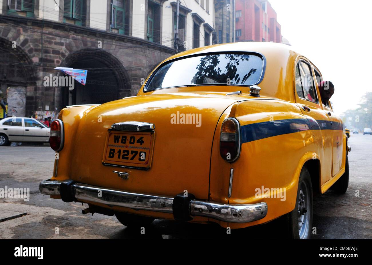 Gelbe Botschafter taxis in Kalkutta, Indien. Stockfoto