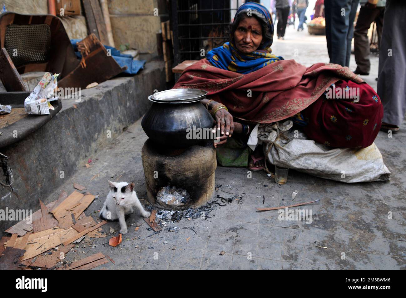 Eine obdachlose Bengalistin, die auf den Straßen von Kalkutta, Indien, lebt. Stockfoto