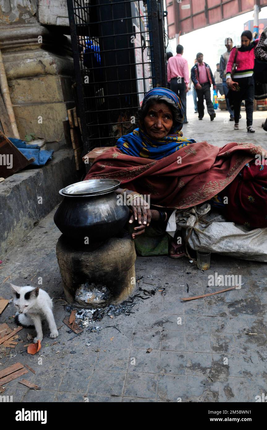 Eine obdachlose Bengalistin, die auf den Straßen von Kalkutta, Indien, lebt. Stockfoto