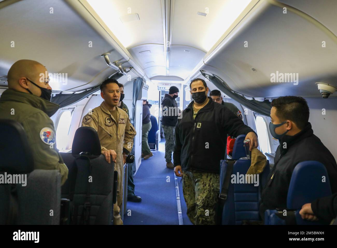 NAVAL AIR FACILITY ATSUGI, Japan (24. Februar 2022) – Cmdr. Joel P. Martinez, Zweiter von links, kommandierender Offizier der ‚Goldenen Schwertkämpfer‘ der Patrouillenstaffel (VP) 47, spricht mit Personal des Befehlshabers der Submarine Group (CSG) 7 nach einem Einführungsflug von P-8A nach Poseidon vom 24. Februar. VP-47 ist derzeit in der NAF Misawa, Japan, stationiert und führt Seepatrouillen, Aufklärungs- und Theateraufklärungsoperationen innerhalb des US-7.-Flottengebiets (C7F) durch, um den Befehlshaber, die Task Force 72, C7F und die USA zu unterstützen Ziele des Kommandos Indo-Pazifik in der gesamten Region. Stockfoto