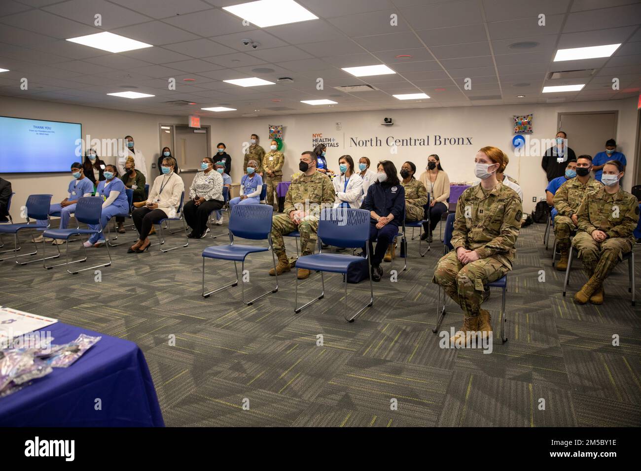 NEW YORK — Mitglieder des medizinischen Militärteams und Mitarbeiter des Militärs nehmen am 25. Februar 2022 an einer Preisverleihung Teil, bei der die COVID-Maßnahmen in NYC + Hospitals/North Central Bronx in New York abgeschlossen werden. USA Nördliches Kommando, durch die USA Army North ist nach wie vor entschlossen, das Verteidigungsministerium flexibel bei der COVID-Reaktion der gesamten Regierung zu unterstützen. Stockfoto