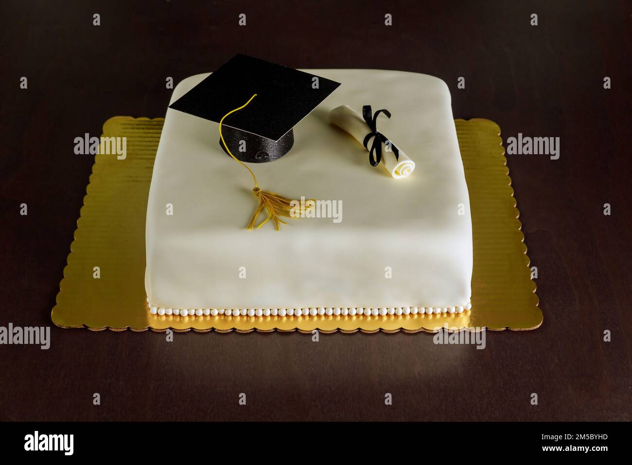Abschlusskuchen mit Fondant und Dekoration Stockfoto