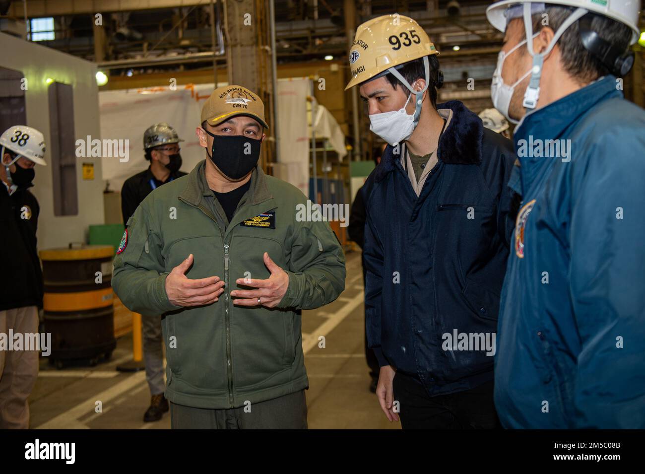 220225-N-SI601-1077 YOKOSUKA, Japan (25. Februar 2022) Captain Fred Goldhammer, Befehlshaber der USA Der einzige vorwärtsgesetzte Flugzeugträger der Navy USS Ronald Reagan (CVN 76) erhält eine Führung durch ein Lagerhaus an Bord des Kommandanten Fleet Activities Yokosuka. Ronald Reagan, das Flaggschiff der Carrier Strike Group 5, stellt eine kampfbereite Truppe bereit, die die Vereinigten Staaten schützt und verteidigt und Bündnisse, Partnerschaften und kollektive maritime Interessen in der Region Indo-Pazifik unterstützt. Stockfoto