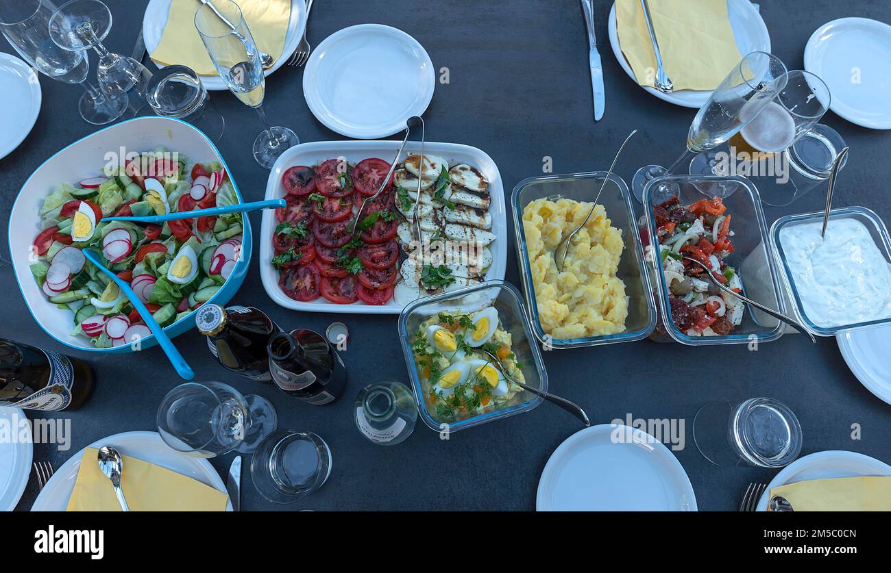 Verschiedene Salate auf einem Tischdecken, Bayern, Deutschland Stockfoto
