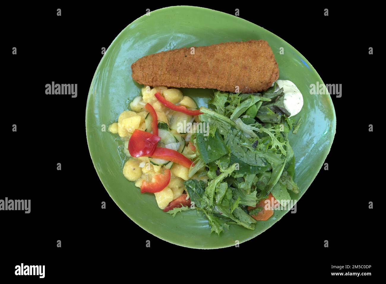 Fischfilet mit Kartoffelsalat auf schwarzem Hintergrund, Bayern, Deutschmd Stockfoto