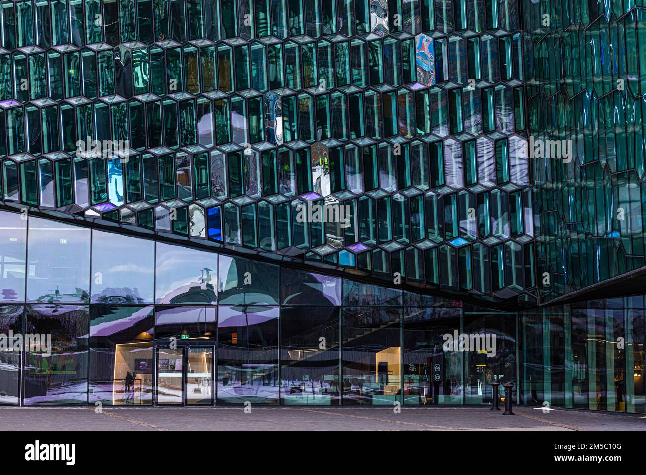 Glasfassade der Konzerthalle und des Kongresszentrums Harpa, Reykjavik, Reykjanes Halbinsel, Sudurnes, Island Stockfoto