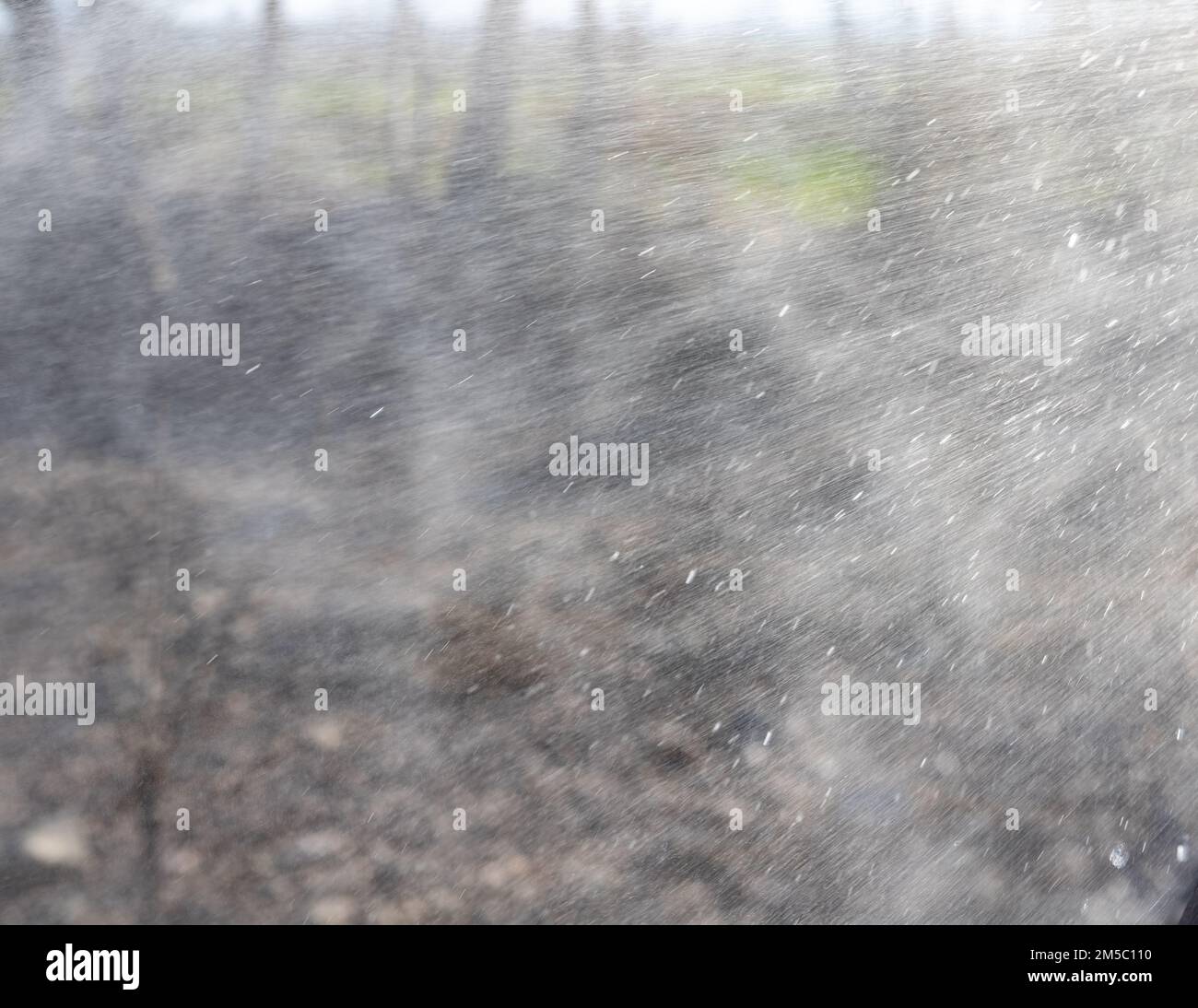 Wasserpumpe spritzt Wasser mit hohem Druck in die Luft Stockfoto