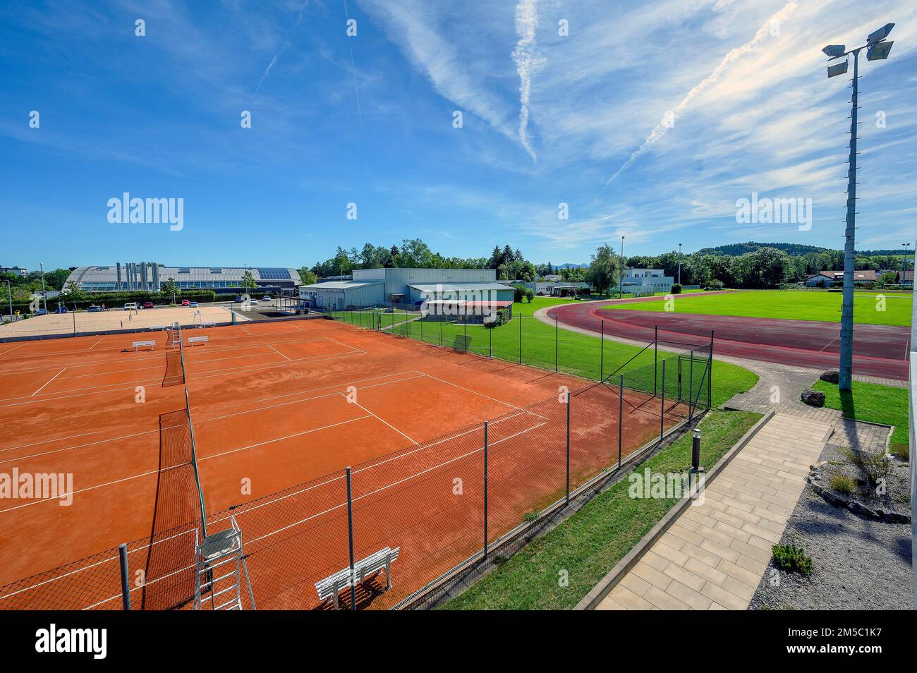 Tennisplätze, im Hintergrund der CamboMare städtische Swimmingpool, auf der rechten Seite der Sportplatz mit Schottenbahn, Kempten, Allgaeu, Bayern Stockfoto