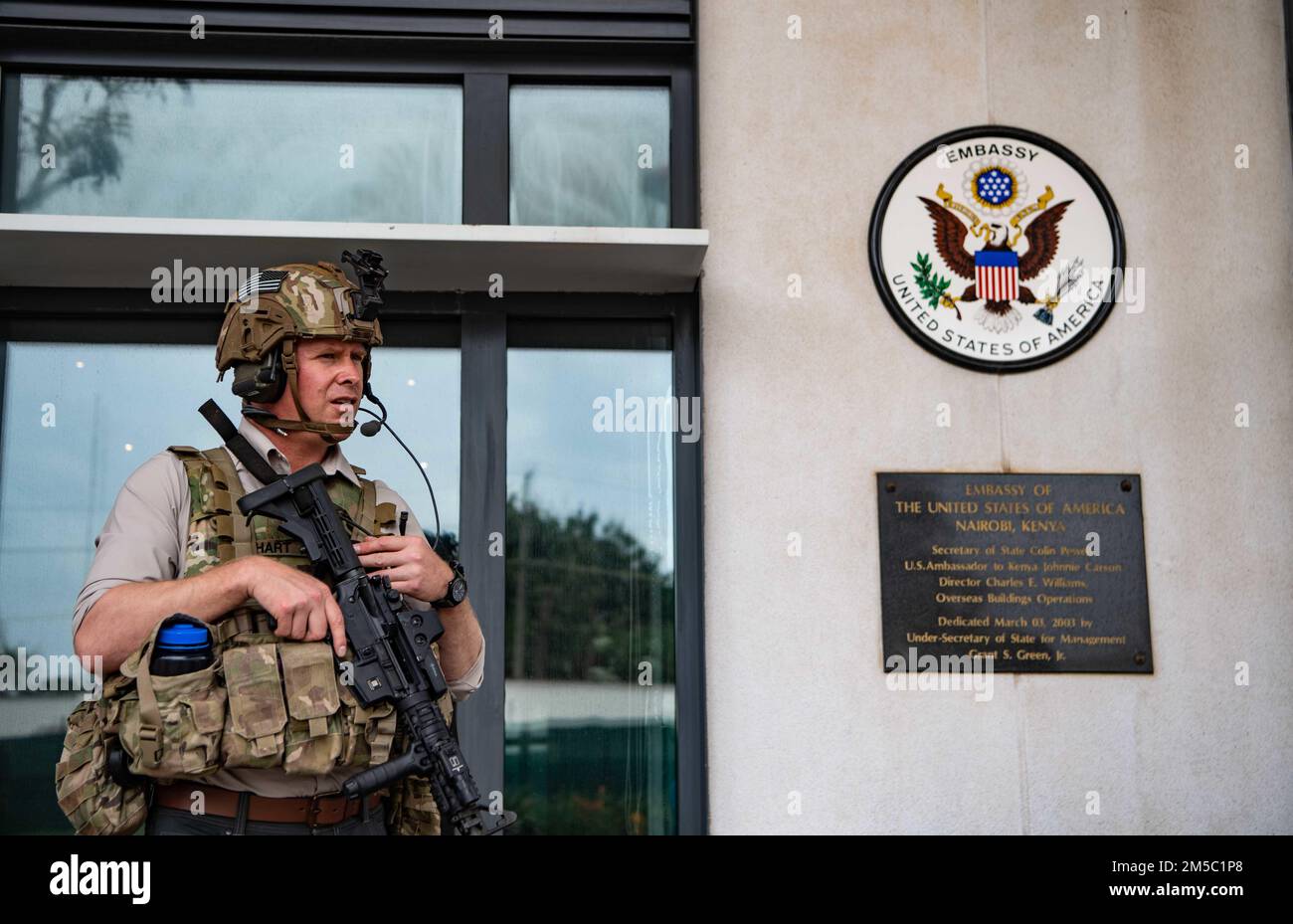 EIN US-AMERIKANISCHER Ein der Ostafrikanischen Eingreiftruppe (EARF) zugeordnetes Armeesoldat, das zur Unterstützung der gemeinsamen Task Force am Horn von Afrika eingesetzt wird, sorgt neben Mitgliedern des Sonderprogramms für die Erweiterung und Reaktion der Botschaft (SPAR) und der Einheit für die Erhöhung der Sicherheit der Meeresumwelt (MSAU) in Nairobi während einer Übung zur Vorbereitung auf die Notfalleinsätze (EDRE) für Sicherheit; Kenia, 25. Februar 2022. Die EDREs stellen sicher, dass die Gemeinsame Task Force „Horn von Afrika“ (CJTF-HOA) auf alle Eventualfälle vorbereitet ist, einschließlich Krisenreaktion, humanitärer Hilfe, nichtkombattantischer Evakuierungsmaßnahmen und Katastrophenhilfe Stockfoto