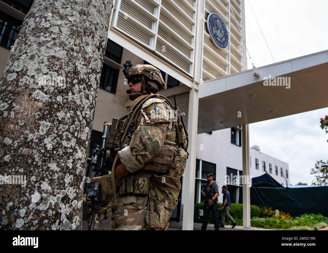 US-amerikanische Mitglieder, die der East Africa Response Force (EARF) zur Unterstützung der gemeinsamen Joint Task Force-Horn von Afrika zugeteilt sind, führen zusammen mit Mitgliedern des Sonderprogramms für Botschaftserweiterung und -Reaktion (SPAR) und der Marine Security Augmentation Unit (MSAU) in Nairobi (Kenia) eine Notfalleinsatzbereitschaft-Übung durch. 25. Februar 2022. Die EDREs stellen sicher, dass die Gemeinsame Task Force "Horn von Afrika" (CJTF-HOA) auf alle Eventualfälle vorbereitet ist, einschließlich Krisenreaktion, humanitärer Hilfe, nichtkombattanten Evakuierungseinsätzen, Katastrophenhilfemaßnahmen, Su Stockfoto
