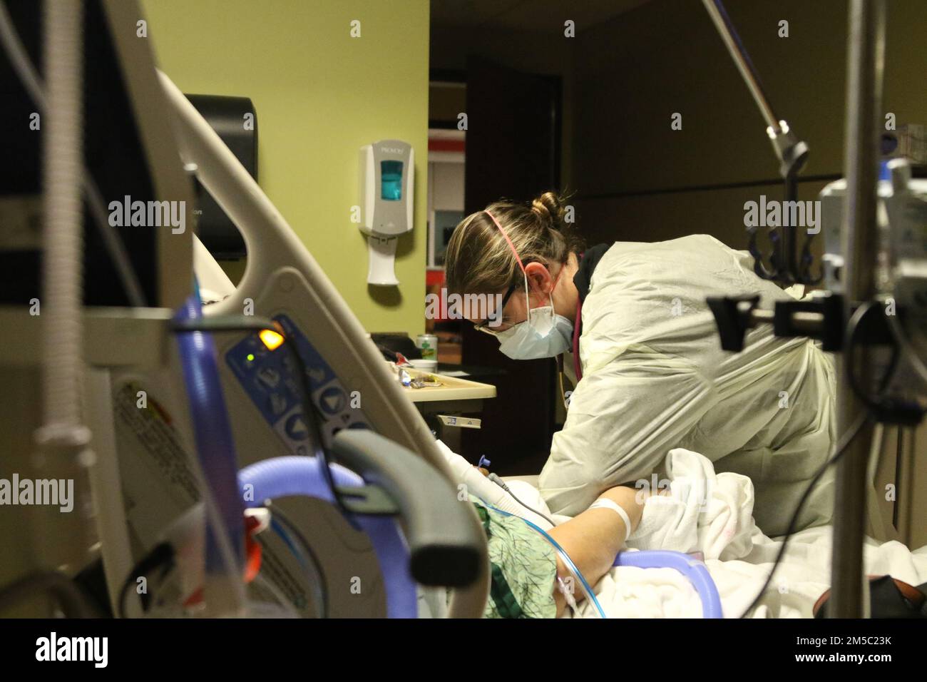 BUFFALO, NEW YORK. - AUS DEN USA Lieutenant j.g. der Marine Callahan Stevens, eine Krankenschwester, die einem militärischen medizinischen Team zugewiesen ist, gibt einem Patienten Medikamente und unterstützt gleichzeitig die COVID-Response-Operationen am Erie County Medical Center in Buffalo, New York, 25. Februar 2022. Nördliches Kommando, durch die USA Army North ist nach wie vor entschlossen, das Verteidigungsministerium flexibel bei der COVID-Reaktion der gesamten Regierung zu unterstützen. Stockfoto
