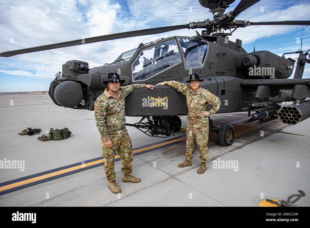 Der Oberbefehlshaber Andrew Hinojosa und Captain Ed Lee, beide Apachenpiloten, die dem 3-6. Luftfahrt-Kavallerie-Geschwader zugeteilt wurden, erreichten auf ihrem Schießstand in ihrem jeweiligen Bataillon die höchsten Ergebnisse. Dieses Team war die Top Crew für 3-6 CAV. Stockfoto