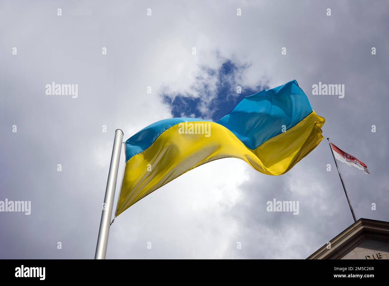 Die ukrainische Flagge fliegt vor der Bundeskanzlerin Brandenburg, Potsdam, Deutschland Stockfoto