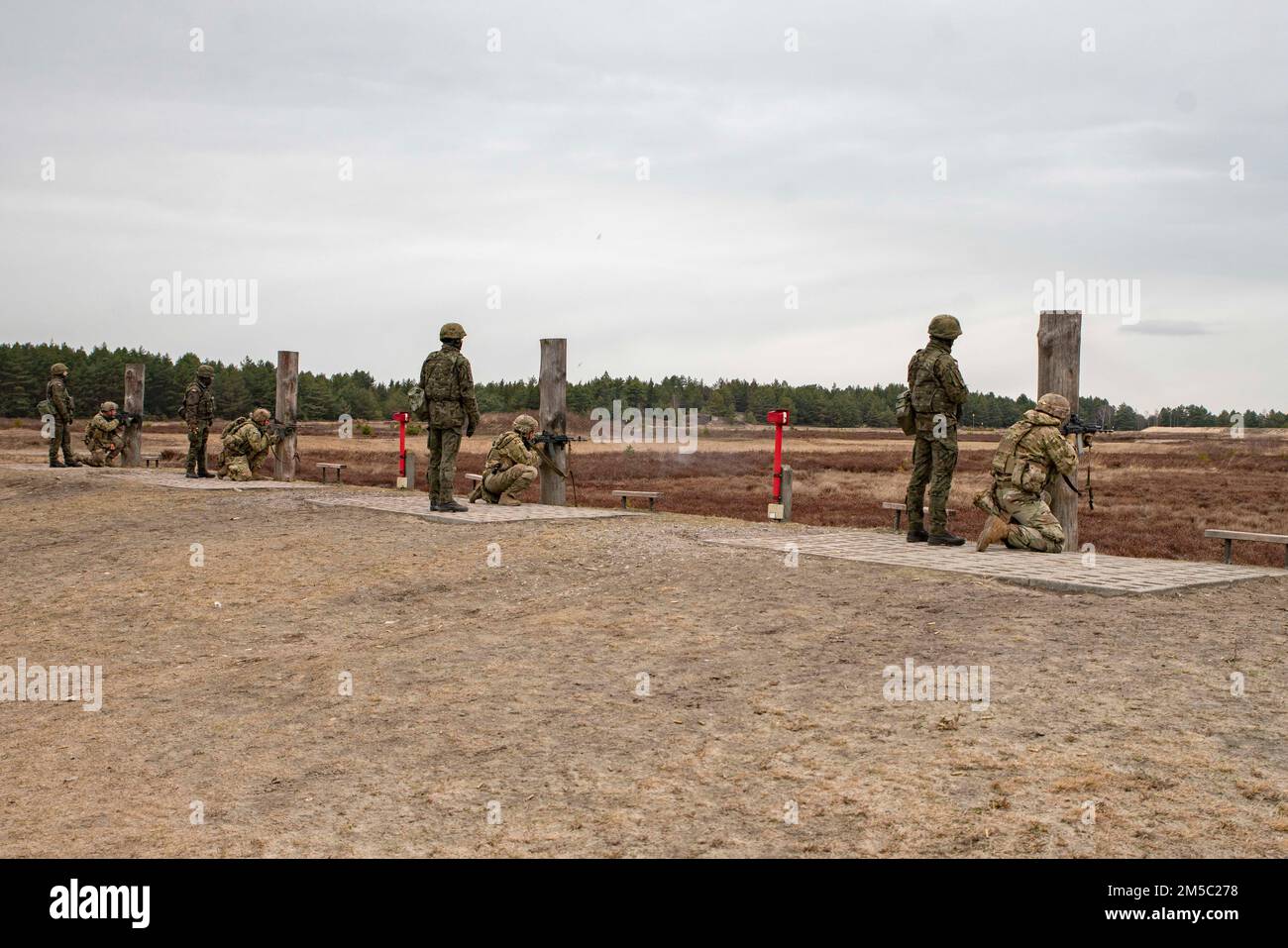 USA Fallschirmjäger, die dem 3. Brigaden-Kampfteam, 82. Luftwaffe zugeteilt wurden, feuern polnische Waffensysteme während einer kombinierten Schulung in Nowa Deba, Polen, am 25. Februar 2022. Der Schwerpunkt der Mission der 82. Airborne Division liegt darauf, unsere Alliierten zu versichern, indem sie eine Vielzahl einzigartiger Fähigkeiten bereitstellt und eine breite Palette von Missionen durchführt, die skalierbar und an die Missionsanforderungen angepasst werden können. Stockfoto USA Fallschirmjäger, die dem 3. Brigaden-Kampfteam, 82. Luftwaffe zugeteilt wurden, feuern polnische Waffensysteme während einer kombinierten Schulung in Nowa Deba, Polen, am 25. Februar 2022. Der Schwerpunkt der Mission der 82. Airborne Division liegt darauf, unsere Alliierten zu versichern, indem sie eine Vielzahl einzigartiger Fähigkeiten bereitstellt und eine breite Palette von Missionen durchführt, die skalierbar und an die Missionsanforderungen angepasst werden können. Stockfoto
