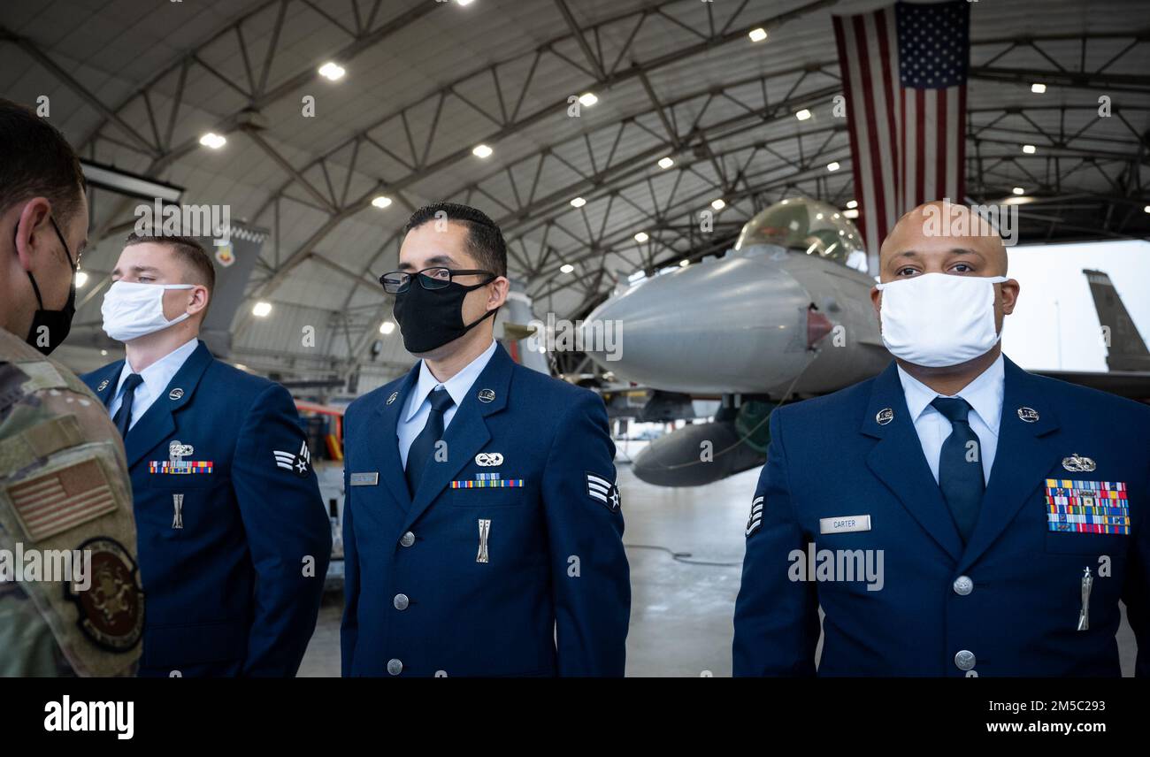 Der erste Sergeant der 96. Maintenance Group überprüft eine 96. Aircraft Maintenance Squadron Blue Ladungstruppe während einer Uniforminspektion in offenen Reihen am 24. Februar auf der Eglin Air Force Base, Florida. Die Inspektion war Teil des jährlichen Wettbewerbs der MXG für Waffenladungsbesatzungen im Jahr 96. Drei F-16-Teams nahmen an der Auszeichnung zum Jahresende Teil. Der Gewinner wird im April bekannt gegeben. (USA Air Force Photo/Samuel King Jr.) Stockfoto