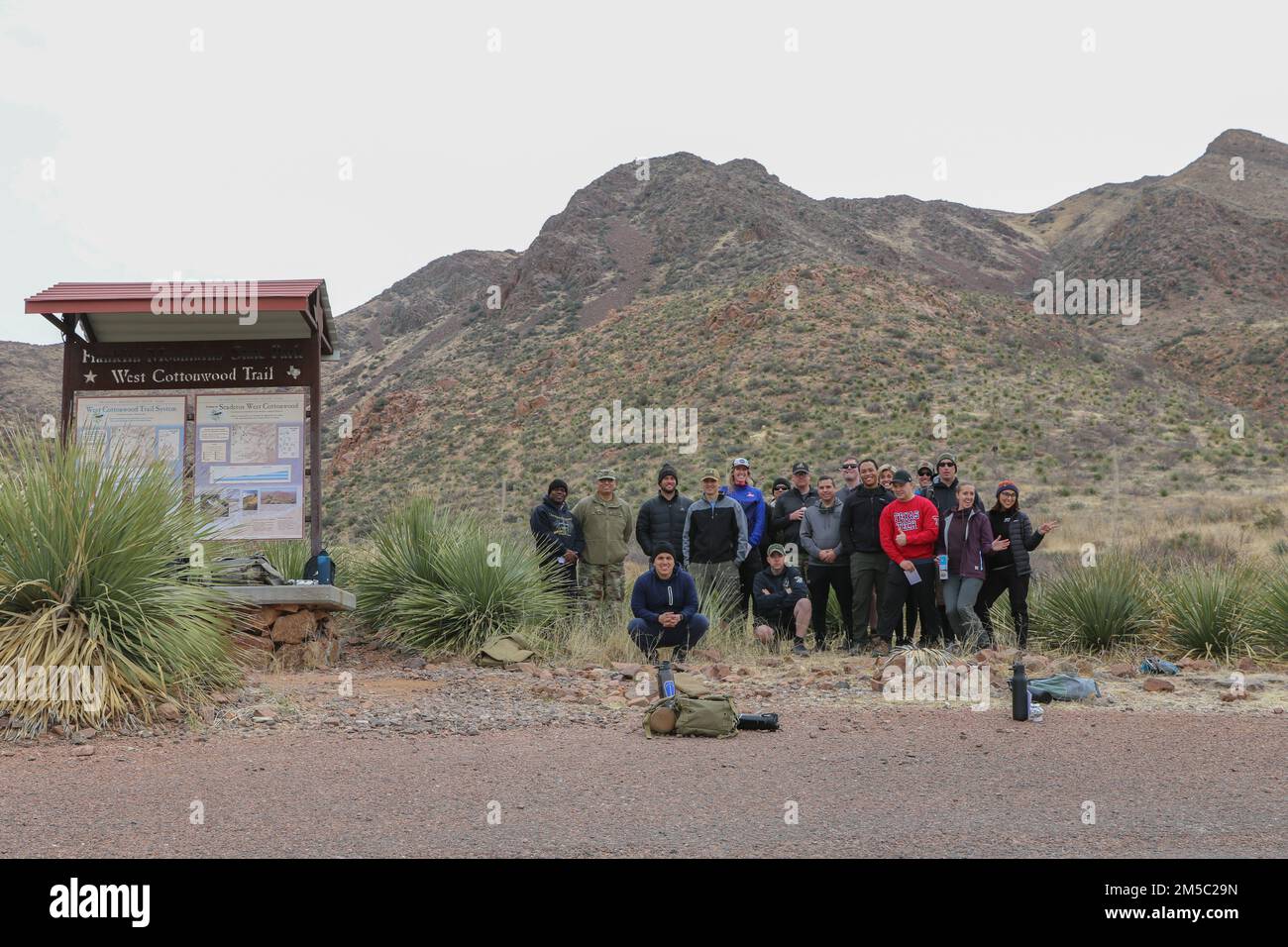 Die 1. Armored Division Combat Aviation Brigade ging am 25. Februar 2022 durch die Franklin Mountains in El Paso, Texas wandern. Stockfoto