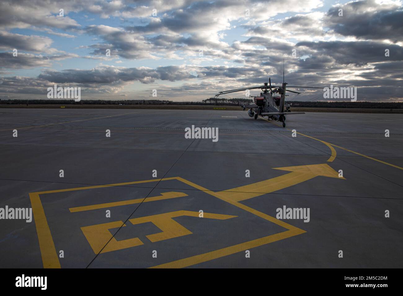 USA Soldaten, die der Task Force Palehorse mit dem 7. Geschwader, dem 17. Kavallerie-Regiment und der 1. Luftkavallerie-Brigade zugeteilt wurden, führen am 25. Februar 2022 in Polen präventive Wartungskontrollen und -Dienste (PMCS) an AH-64 Apaches und UH-60 Blackhawks-Hubschraubern durch. PMCS retten Leben auf dem Schlachtfeld und sind ein wesentlicher Bestandteil der Kampfbereitschaft. Stockfoto