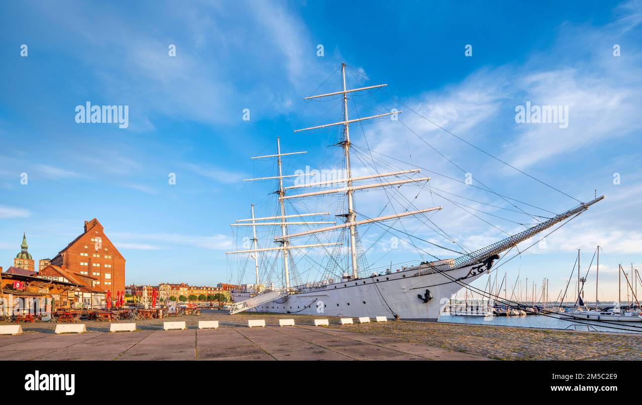 Museumsschiff Gorch Fock im Hafen, Segelschiff Stralsund, Mecklenburg-Vorpommern, Deutschland Stockfoto