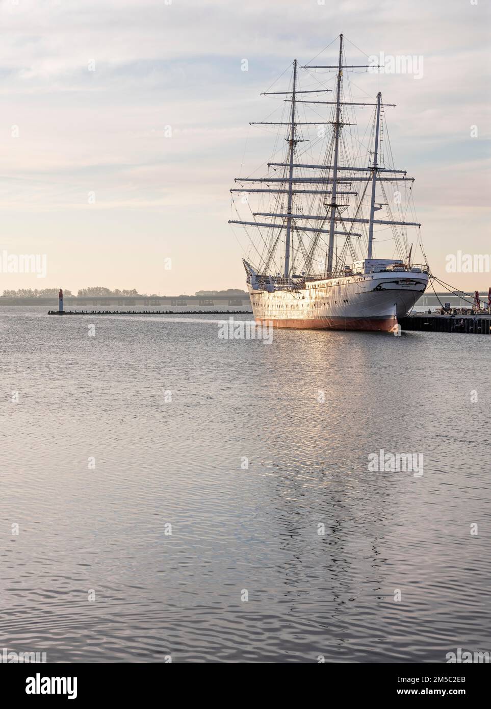 Museumsschiff Gorch Fock im Hafen, Segelschiff Stralsund, Mecklenburg-Vorpommern, Deutschland Stockfoto