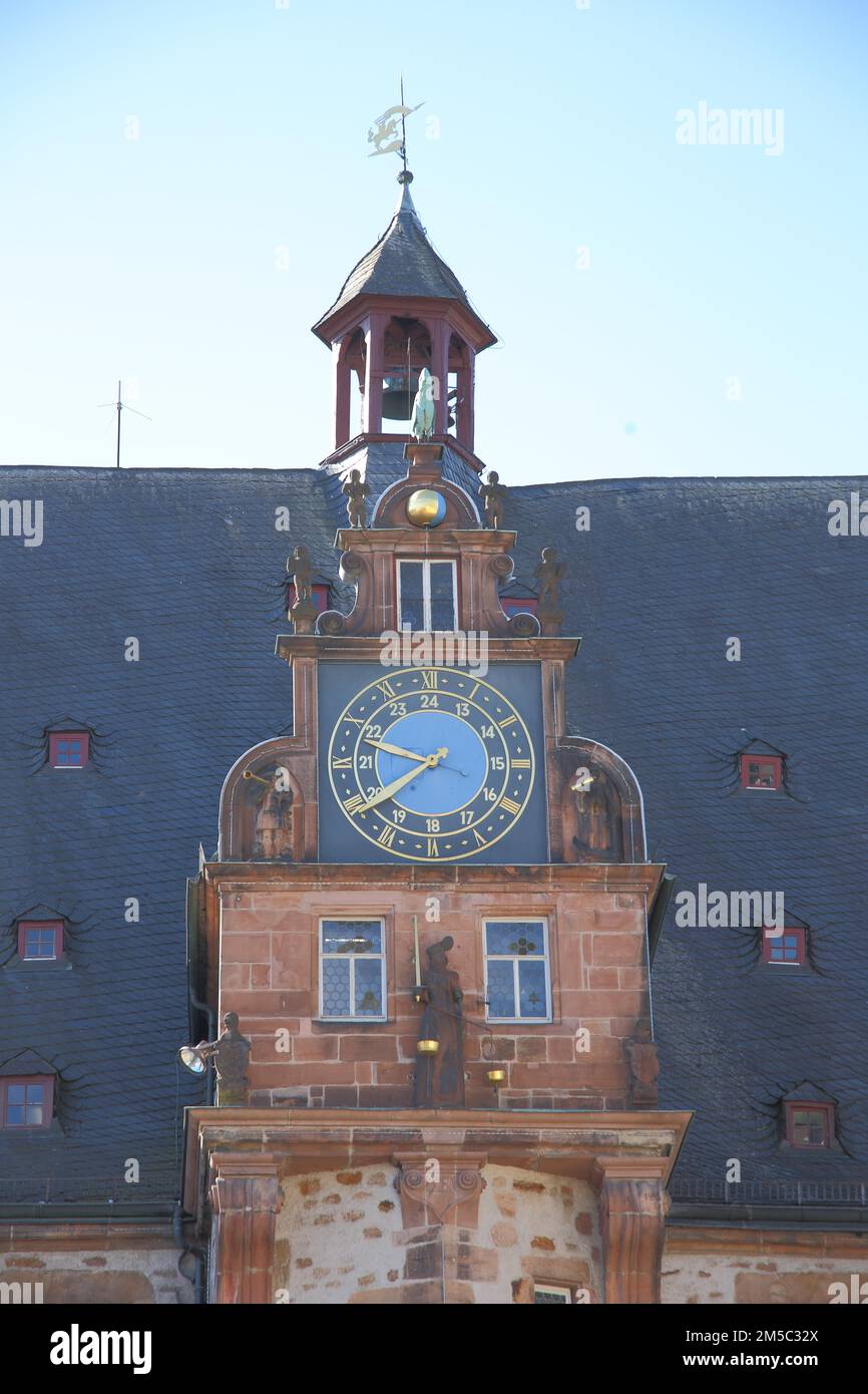 Pediment mit astronomischer Uhr und Justitia aus dem gotischen Rathaus, Turmturm, Marktplatz, Marburg, Hessen, Deutschland Stockfoto