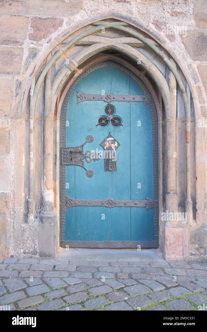 Blaue Tür mit Armaturen vom Rathaus, Marktplatz, Marburg, Hessen, Deutschland Stockfoto