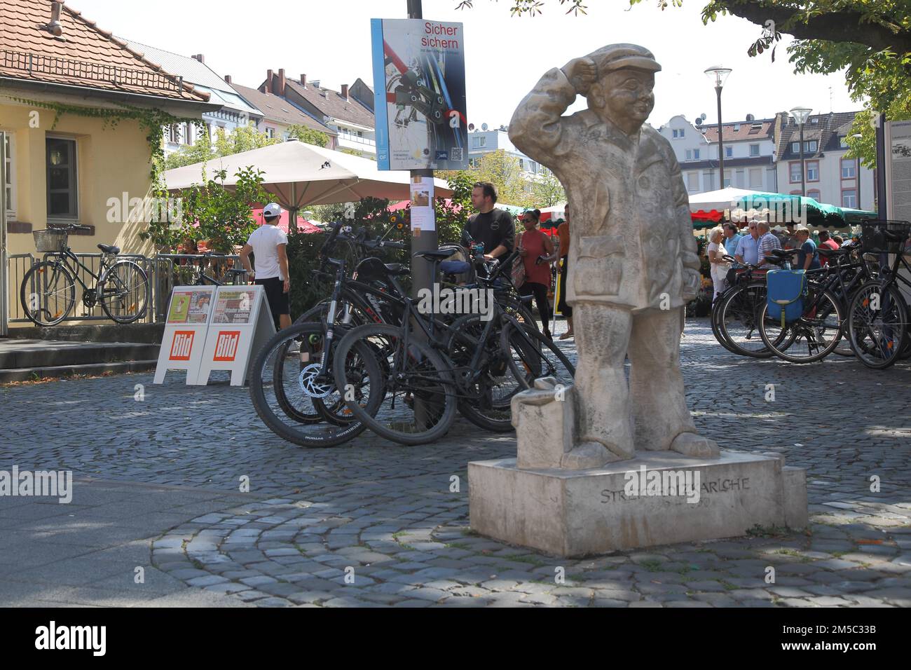 Skulptur und Figur Matchstick Carls von Karl Winterkorn 1880-1939 mit Fahrrädern, Fahrrädern, Parkplätzen, Mann, Wöchentlicher Markt, Wilhelmsplatz Stockfoto