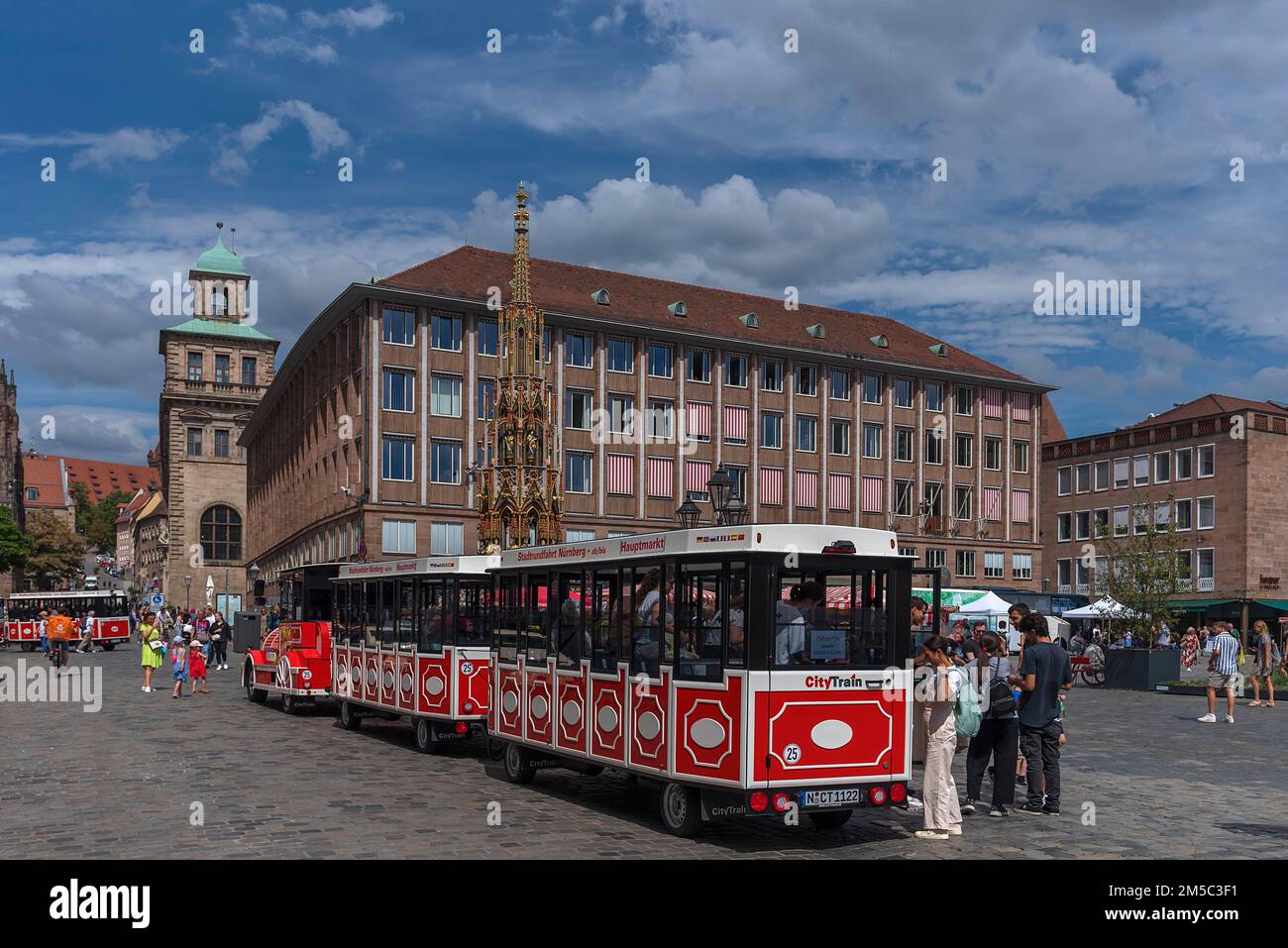 Touristenzug am Hauptmarktplatz, an der Altstadt und am Neuen Rathaus sowie am Schönen Brunnen, Nürnberg, Mittelfrankreich, Bayern, Deutschland Stockfoto