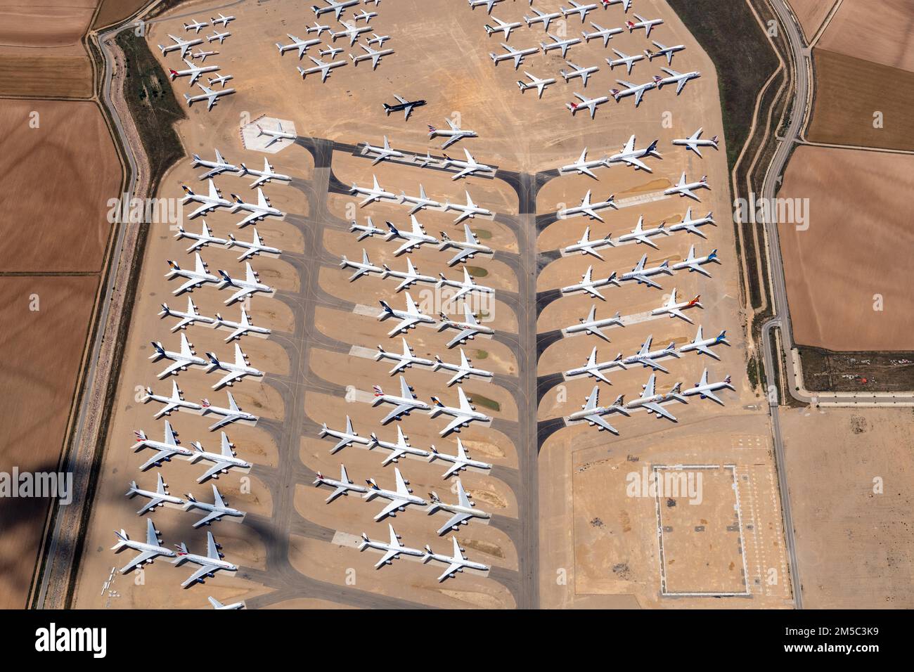 Luftaufnahme von geparkten gewerblichen Flugzeugen am Flughafen Teruel in Aragon, Parken, Lagerung, Verschrotten, Airbus, Boeing, Lufthansa, A380, Spanien, Europa Stockfoto