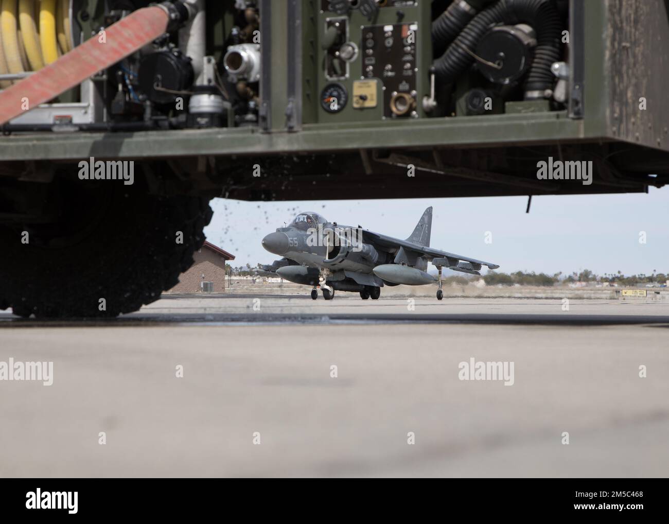 EIN US-AMERIKANISCHER Marine Corps AV-8B Harrier mit Marine Attack Squadron (VMA) 214, 11. Marine Expeditionary Unit, kehrt vom Einsatz während einer Homecoming-Veranstaltung zurück, die sich am Marine Corps Air Station Yuma, Arizona, am 27. Februar 2022 befindet. VMA-214, das feste Geschwader für die 11. MEU, kehrte aus dem Einsatz der Einheit im Westpazifik 21,2 zurück, um das US-Flottengebiet 3., 5. und 7. als Teil der Essex Amphibious Ready Group zu unterstützen. Stockfoto