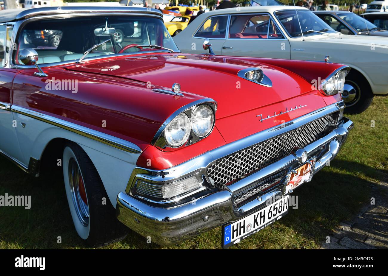 Ford Fairlane 500, Skyliner, 1958, mit weißweißen Reifen, bei einem Oldtimertreffen in Büsum, Deutschland Stockfoto