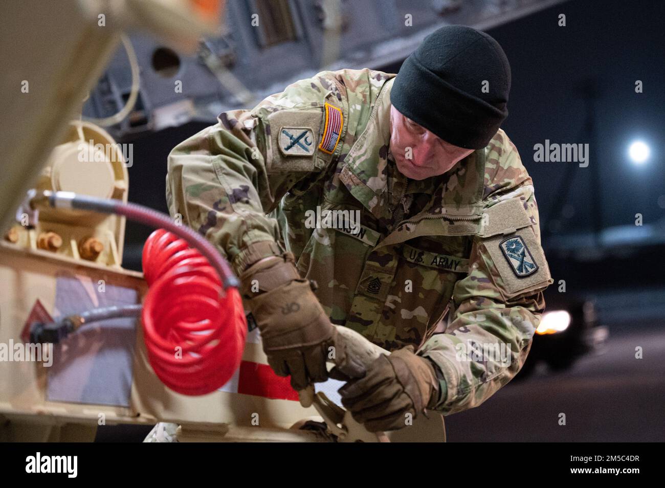 EIN US-AMERIKANISCHER Ein Soldat des 263. Army Air and Missile Defense Command bereitet sich darauf vor, einen Trailer von einem C-17A Globemaster III zu entladen, der dem 172. Airlift Wing während der Übung ARCTIC EDGE 2022 auf dem Eielson Air Force Base, Alaska, am 27. Februar 2022 zugeteilt wurde. AE22 ist ein US-amerikanisches Die Übung des Northern Command findet alle zwei Jahre statt, erstmals 2018. Es bietet den Kräften die Möglichkeit, die derzeitigen Fähigkeiten zu verbessern und zukünftige Anwendungen von Kampfoperationen und Waffensystemen zu testen. Stockfoto