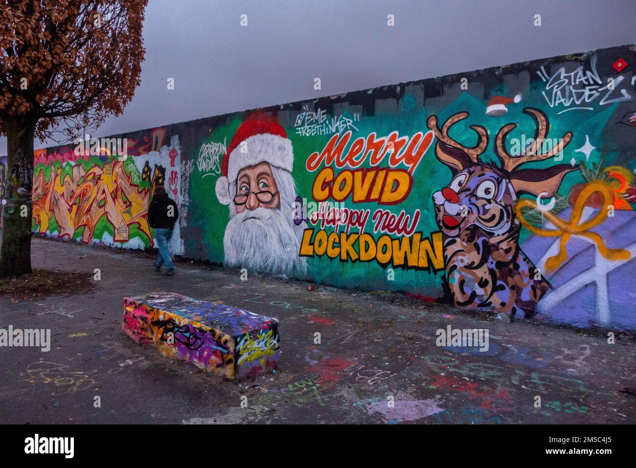 Deutschland, Berlin, 05. 12. 2021, Sonntagnachmittag in Mauerpark, Kunstwerk des Graffiti-Künstlers EME Freethinker, Weihnachtsmann und Rentier, Merry Covid Stockfoto