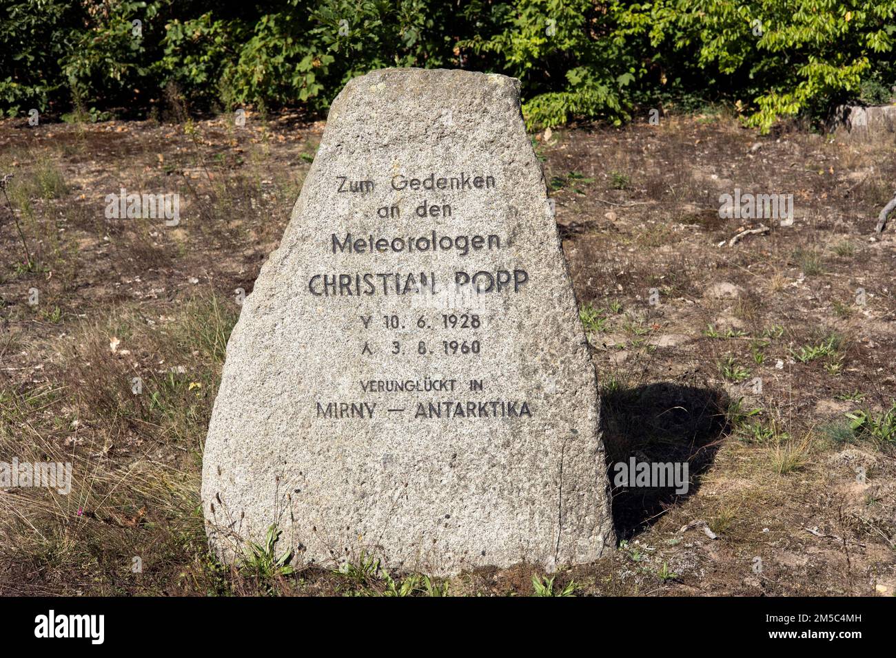 Gedenkstein für den Meteorologen Christian Popp, verloren in der Antarktis, Albert Einstein Science Park, Telegrafenberg, Potsdam, Brandenburg Stockfoto