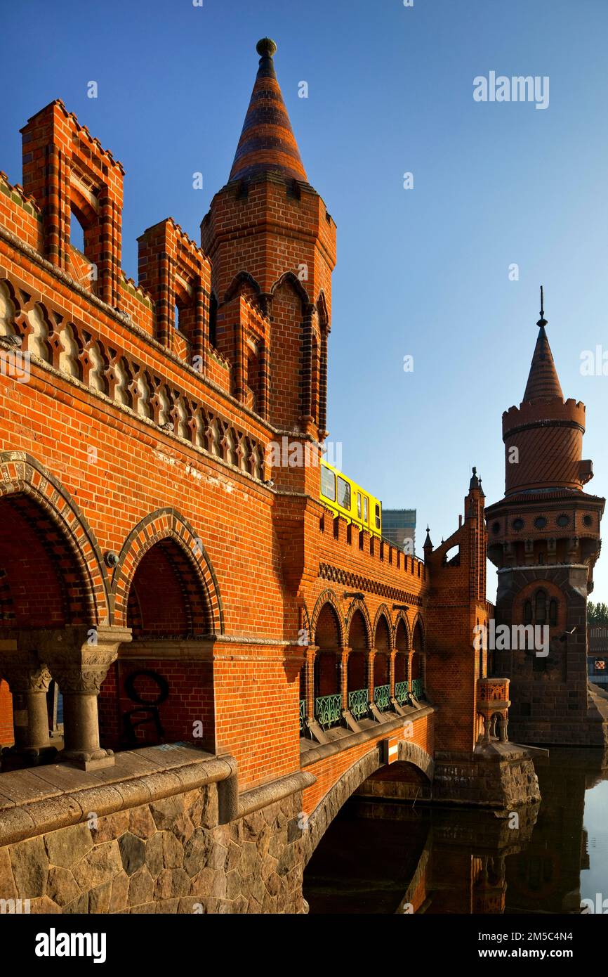 Oberbaumbrücke über die Spree, Bezirk Friedrichshain-Kreuzberg, Berlin, Deutschland Stockfoto