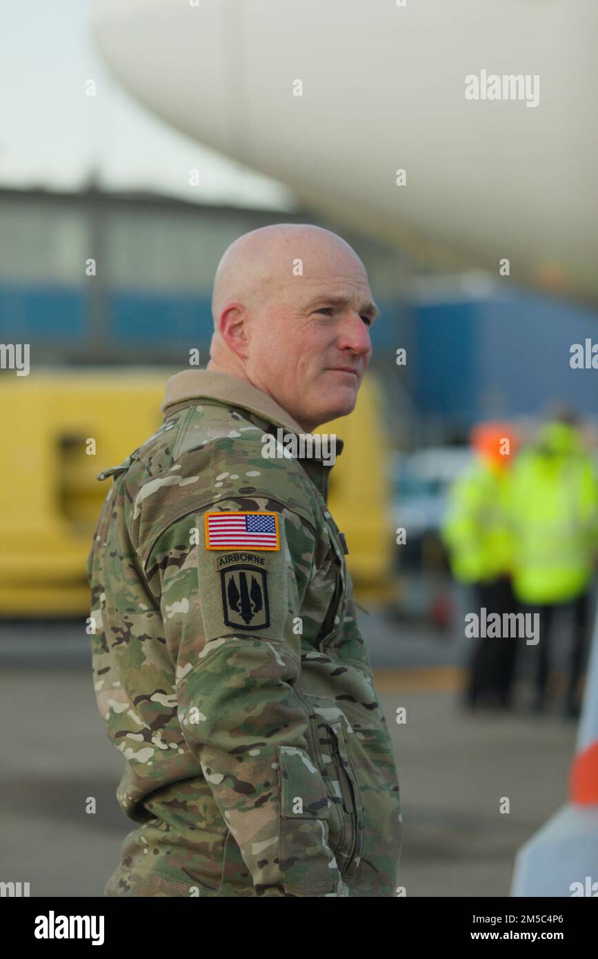 USA Armeebrig. General Joseph Hilbert, Befehlshaber des 7. Armeeausbildungskommandos der US-Armee Garnison Bayern Grafenwoehr, Deutschland, wartet auf eintreffende Soldaten der 3. Infanteriedivision auf der Rollbahn am Flughafen Nürnburg, Nürnberg, Deutschland, 28. Februar 2022. Wie vom US-Verteidigungsministerium angekündigt, wird das US-amerikanische 1. Panzerbrigade-Kampfteam 3. ID nach Europa entsandt und wird sich im Grafenwoehr-Trainingsgelände befinden, wo es Ausrüstung von Armeevorräten (Stock-2) herstellt und Schulungen durchführt. Stockfoto