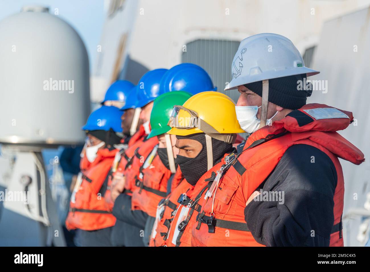 220227-N-VQ947-1010 PAZIFIK (27. Februar 2022) – Matrosen an Bord des Amphibien-Docks USS Portland (LPD 27) der San Antonio-Klasse bereiten sich darauf vor, eine Wiederauffüllung auf See mit Henry J. Kaiser-Klasse durchzuführen, der Nachfüllöler USNS Pecos (T-AO 197), nicht abgebildet, im Pazifik am 27. Februar 2022. Matrosen und Marines der Essex Amphibious Ready Group (ARG) und der 11. Marine Expeditionary Unit (MEU) führen derzeit Routineeinsätze in der US-3.-Flotte durch. Stockfoto