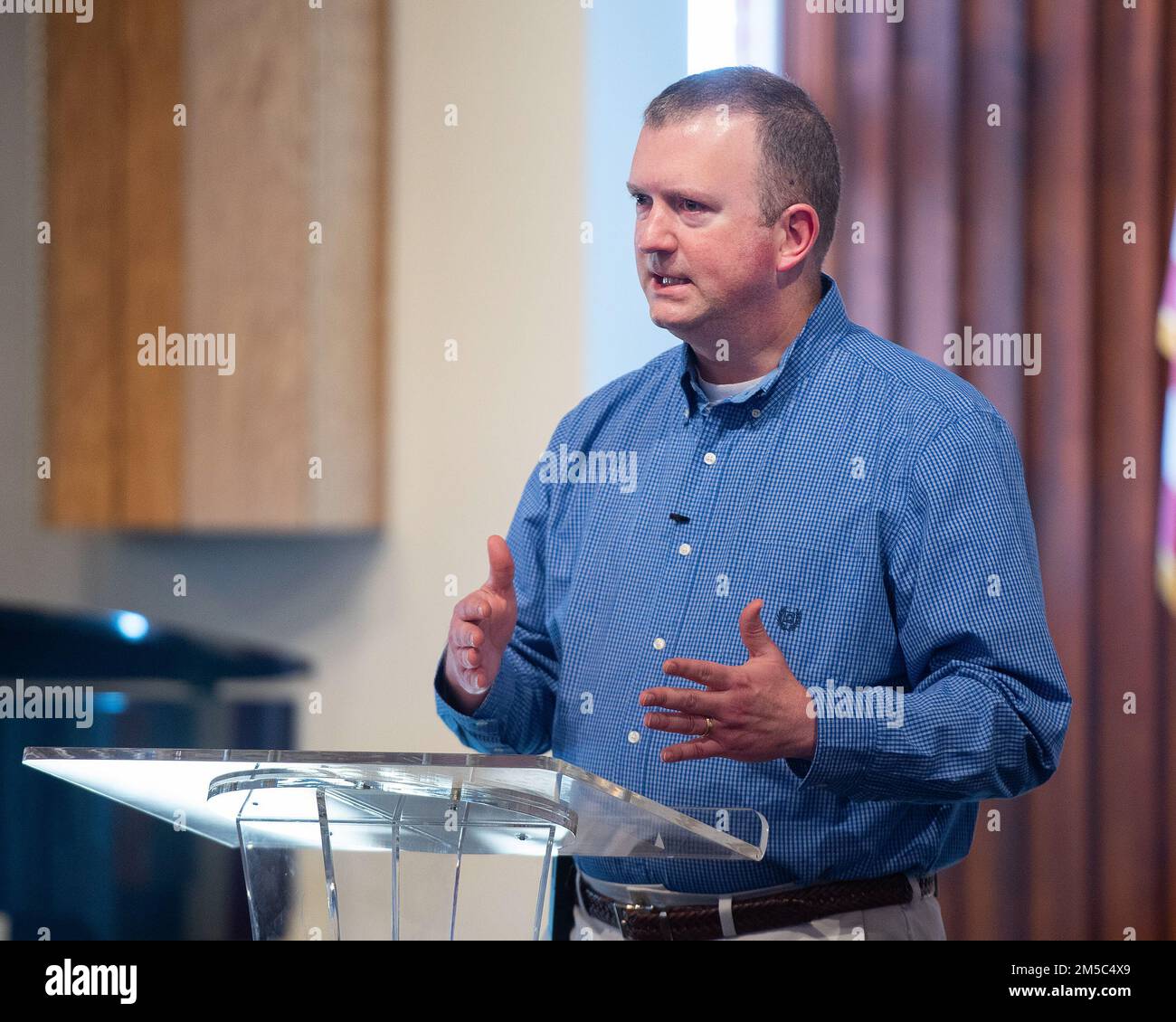 Kaplan Tom Fussell, 88. Stellvertretender Kaplan des Luftwaffenstützpunkts, hält die Predigt während der protestantischen Dienste am 27. Februar 2022 in der Kittyhawk-Kapelle am Luftwaffenstützpunkt Wright-Patterson, Ohio. Aufgrund der COVID-19-Belegungsbeschränkungen wird der Dienst von der Kapelle lebendig genutzt. Stockfoto