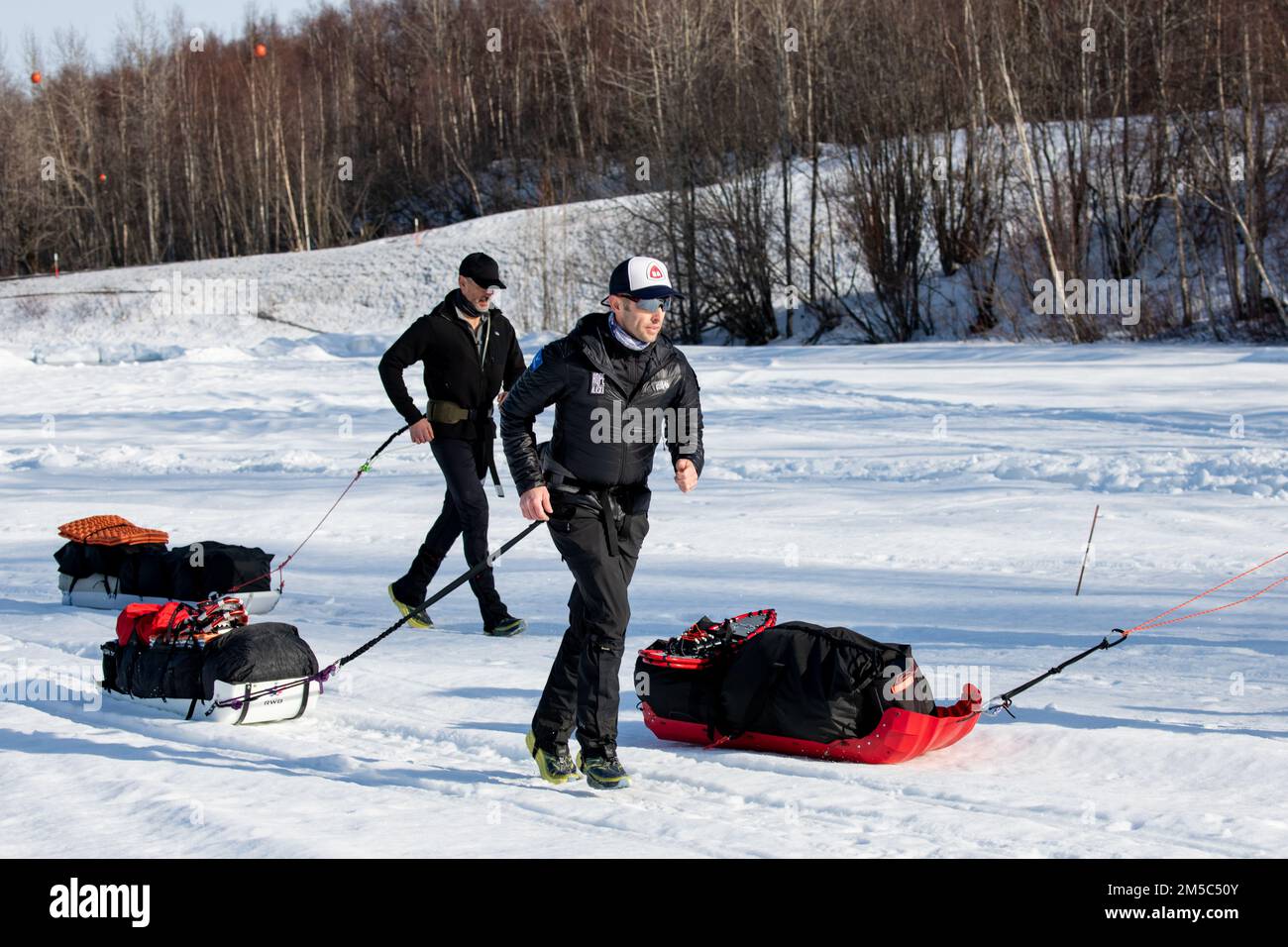 USA Air Force Major Joshua Brown, 673d Surgical Operations Squadron Surgical Services Flugkommandant, beginnt den Iditarod Trail Invitational 1.000 Meilen Ultramarathon am Knik Lake, Alaska, 27. Februar 2022. Der ITI folgt dem historischen Iditarod Trail und die Teilnehmer müssen die erforderliche Überlebensausrüstung bei sich tragen, nur auf eine Handvoll Kontrollpunkte entlang der Route. Brown vertritt die USA Air Force als erstes aktives Mitglied im Dienst, das im Rennen antritt. Stockfoto